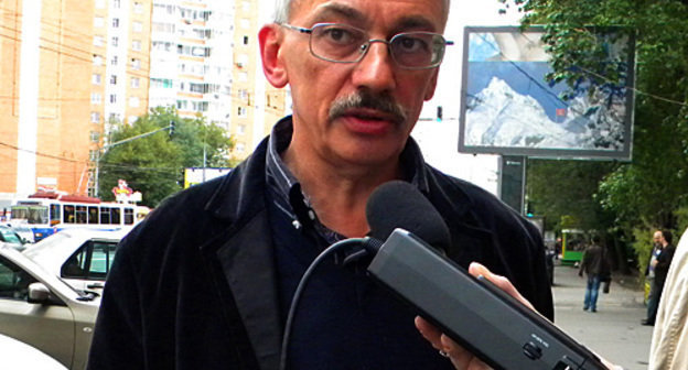 Oleg Orlov at the entrance to the Khamovniki Court before the session, September 13, 2010. Photo by the "Caucasian Knot"