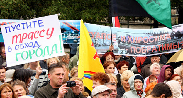 Black-green ecologists' banner over the rally of Tuapse residents. Inscription on the poster: "Build highway round about the city!" October 3, 2010. Photo by the "Caucasian Knot"