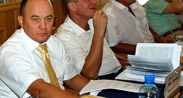 Rifkat Shabanov (left) at the sitting of the Astrakhan Regional Duma, August 28, 2010. Photo by http://astroblduma.ru