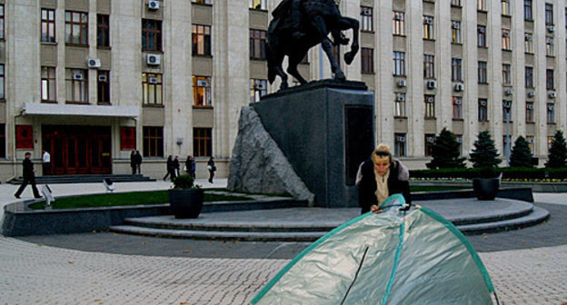 Irina Kolesnikova sets up her tent near the Administration of the Krasnodar territory. October 27, 2010. Photo by Yulia Yakovleva for the "Caucasian Knot"