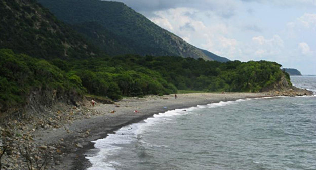 Mountains covered with juniper and the Black Sea coastal line in the territory of the Utrish Reserve. Photo by http://ru.wikipedia.org