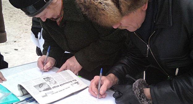 Ecologists collect signatures under appeal to Russian President against actions of the OJSC "Plastcard". Volgograd, December 4, 2010. Photo by the "Caucasian Knot"