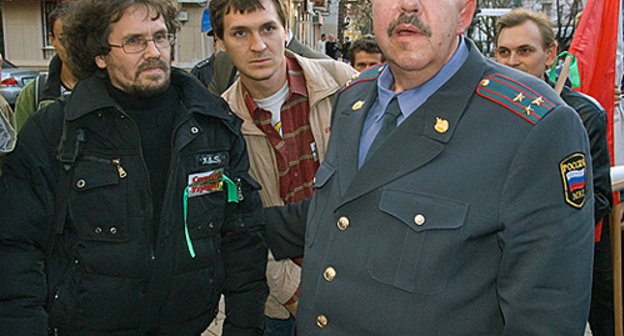 In the course of protest action in Krasnodar on December 5, militiamen detain Andrei Rudomakha (on the left), coordinator of the "Ecological Watch for Northern Caucasus". Photo by the "Caucasian Knot"