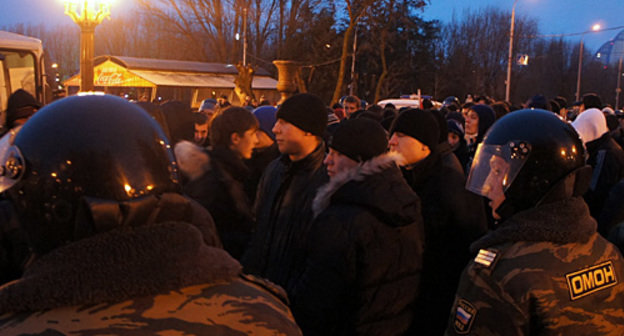OMON (special militia) agents block a non-authorized rally in Volgograd, December 18, 2010. Photo by the "Caucasian Knot"