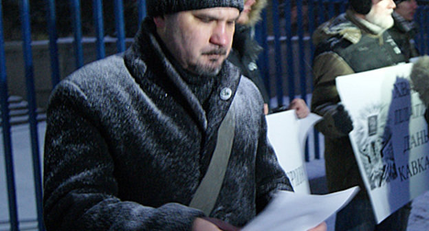 Ilya Lazarenko, co-chair of the National Democratic Alliance, reads out a resolution with a demand to expel North-Caucasian republics from the Russian Federation. Moscow, December 18, 2010. Photo by the "Caucasian Knot"