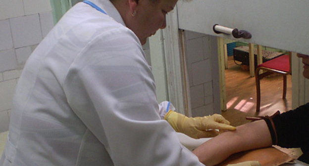 Sampling blood for AIDS testing. Photo by http://ru.wikipedia.org