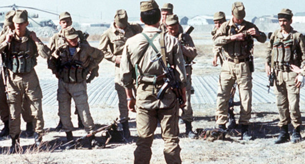 Special unit of Russian troops getting ready to perform its mission, Afghanistan, 1988. Photo by http://ru.wikipedia.org