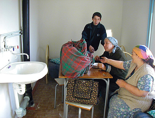 Residents of a temporary accommodation centre in Mayakovsky Street in Grozny, 2002. Photo by www.chechnyafree.ru