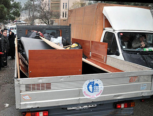 A car loaded with refugees' belongings, Tbilisi, January 20, 2010. Courtesy: www.radiotavisupleba.ge, by Nodar Tshvirashvili