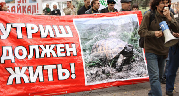 Andrei Rudomakha at the ecological rally in Krasnodar, October 23, 2010. Poster reads: "Utrish shall live on!" Photo by the "Caucasian Knot"
