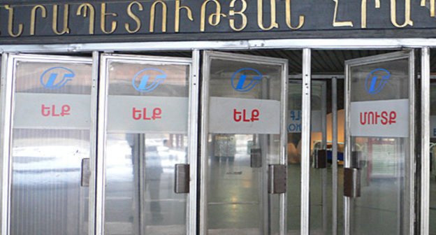 Entrance to the "Anrapetutsyan Khraparak" metro station, Yerevan. Photo by http://ru.wikipedia.org