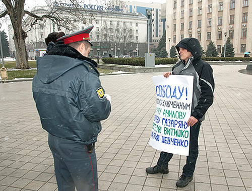 Solo picket of a member of the "Ecological Watch for Northern Caucasus" in Krasnodar defence of political prisoners kept in Tuapse. March 2, 2011. Courtesy of the newspaper "Da! Krasnodar", http://dakrasnodar.ru/news/dacha-tkacheva-020311