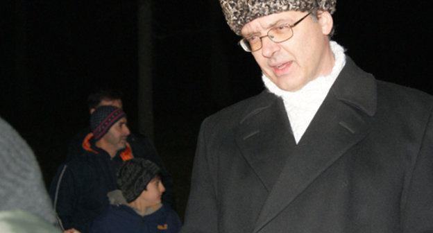 Mikael Storsjö and Chechen refugees demonstrate against priest Juha Molari in Raasepori, Finland. October 31, 2010. Photo by "Caucasian Knot".