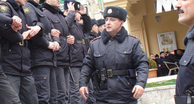 Police getting ready to disperse opposition rally in Fountain Square in central Baku, March 12, 2011. Photo by the "Caucasian Knot"
