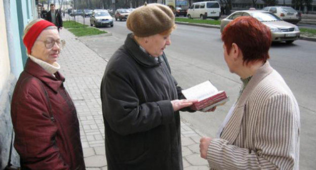 Jehovah's Witness preaching in the street. Photo by noterror.ru