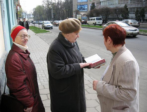 Jehovah's Witness preaching in the street. Photo by noterror.ru
