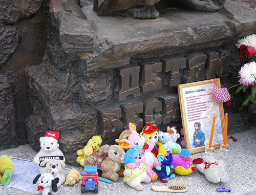 Toys by a Beslan Monument. Russia, St. Petersburg, August 2007.  Photo b  AndreyA, commons.wikimedia.org
