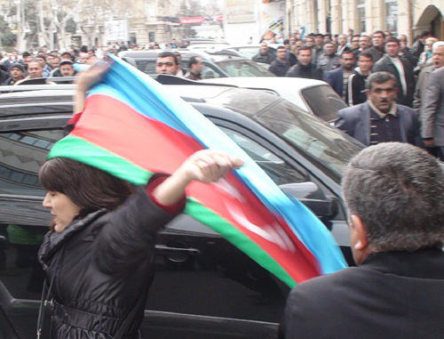 Unknown opposition activist with the national
banner of Azerbaijan near "Khagani" Garden in
Baku during the protest action on April 2, 2011.
Photo by the "Caucasian Knot"