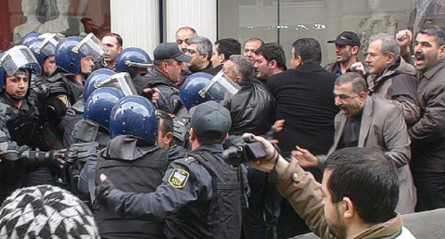 Clashes between the forces of quick-
response regiment of the MIA of Azerbaijan
and opposition supporters in central Baku, in
Nizami (Trade) Street on April 2, 2011. Photo
by the "Caucasian Knot"