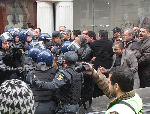 Clashes between the forces of quick-
response regiment of the MIA of Azerbaijan
and opposition supporters in central Baku, in
Nizami (Trade) Street on April 2, 2011. Photo
by the "Caucasian Knot"