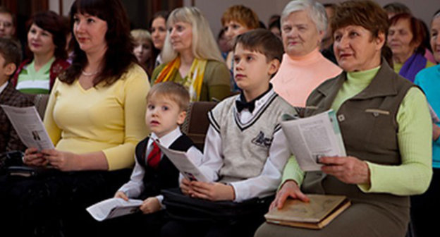 Jehovah's Witnesses at a meeting of their religious community. Taganrog. Photo by http://www.tdgnews.it