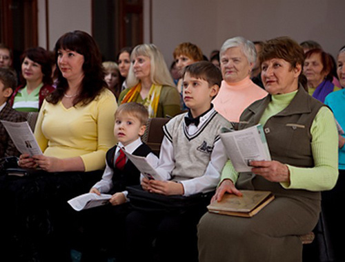 Jehovah's Witnesses at a meeting of their religious community. Taganrog. Photo by http://www.tdgnews.it