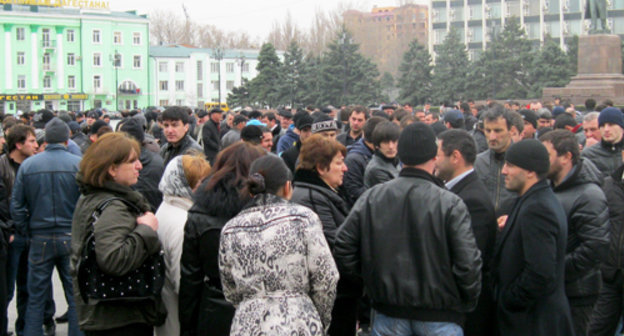 Rally of Gas Service workers and activists of Kumyk communities on April 6, 2011 in the central square of Makhachkala. Photo by the "Caucasian Knot"