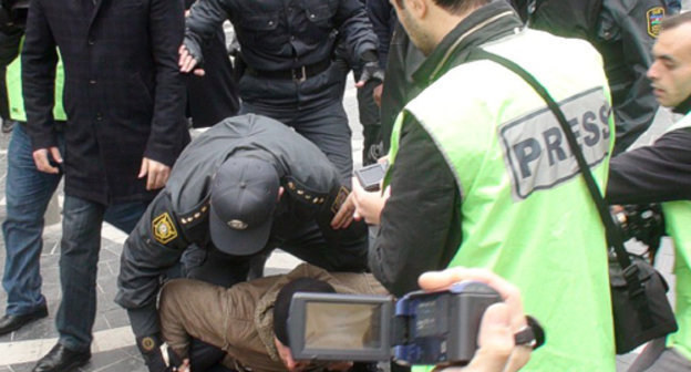 Policemen detain a participant of the oppositional action on April 2, 2011 in Baku. Photo by the "Caucasian Knot"