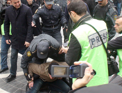 Policemen detain a participant of the oppositional action on April 2, 2011 in Baku. Photo by the "Caucasian Knot"