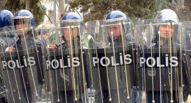 Police cordon in the way of demonstrators during protest rallies in Baku, April 2, 2011. Photo by the "Caucasian Knot"