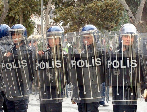 Police cordon in the way of demonstrators during protest rallies in Baku, April 2, 2011. Photo by the "Caucasian Knot"