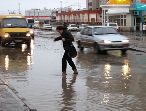 Passers-by have to ford flooded streets of Astrakhan. April 13, 2011. Photo by the "Caucasian Knot"