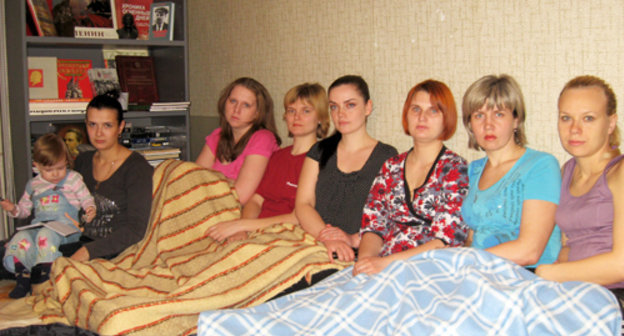 Women-hunger-strikers demanding to address the deficit of places in Volgograd kindergartens. Volgograd, April 17, 2011. Photo by the "Caucasian Knot"
