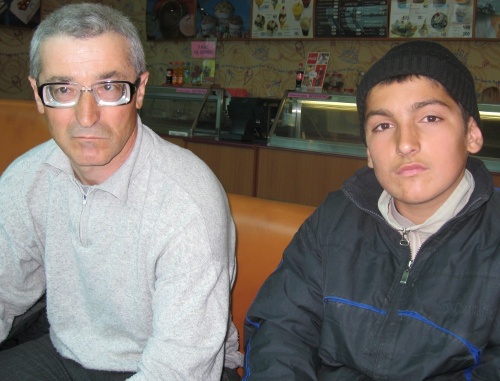 Abdulmuslim Aliev with his son, April 4, 2011. Photo by the "Caucasian Knot"