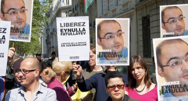 Paris, April 20, 2011. Protest action before the Azerbaijani Embassy with a demand to release journalist Einullah Fatullaev. Photo by Radio "Azadlyg", RFE/RL, http://www.azadliq.org