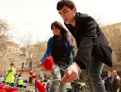 Youth laying flowers at the ASOA building in memory of massacre victims, Baku, April 30, 2011. Photo by Abbas Atilay (RFE/RL), www.azadliq.org