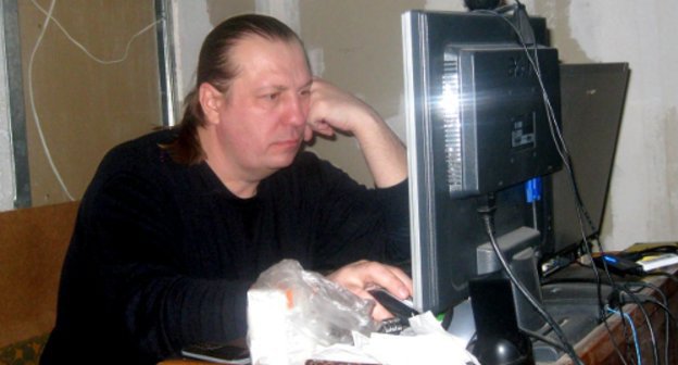 Independent journalist Oleg Teplischev at work at home, Astrakhan, March 15, 2011. Photo of the "Caucasian Knot"