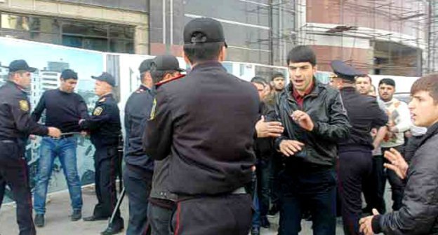 Baku, May 6, 2011. Policemen trying to disperse
the believers who went out to protest action to the building of the Ministry of Education of Azerbaijan against the ban on wearing hijabs in schools. Photo by the "Caucasian Knot"