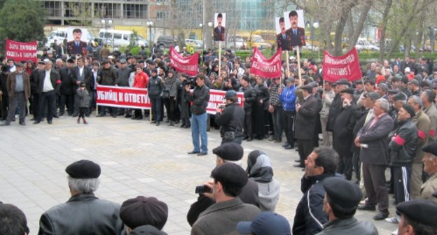Rally of residents of the Dagestani Tabasaran District and public activists in defence of law enforcers in Rhodope Boulevard in Makhachkala, April 22, 2011. Photo by the "Caucasian Knot"