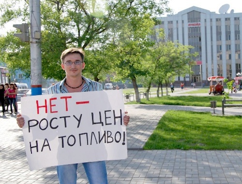 Astrakhan, May 20, 2011. A solo picket against rising petrol prices. Photo by Sergey Kozhanov