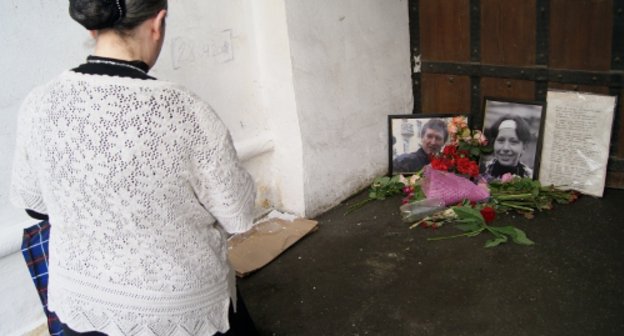 Laying flowers at the place of murder of Stanislav Markelov and Anastasia Baburova. Prechistenka St., Moscow, May 20, 2011. Photo by the "Caucasian Knot