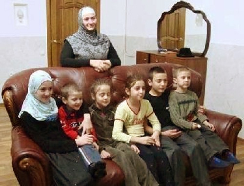 Pyatimat Hashagulgova and her children. Photo: angusht.com