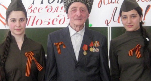 Mukharbek Khashagulgov, a WW II veteran and defender of Malgobek with pupils of School No. 5 of Ordzhonikidzevskaya, 2010. Photo by Beslan Bekov (sunja-edu.livejournal.com)