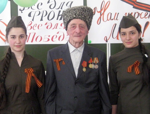 Mukharbek Khashagulgov, a WW II veteran and defender of Malgobek with pupils of School No. 5 of Ordzhonikidzevskaya, 2010. Photo by Beslan Bekov (sunja-edu.livejournal.com)