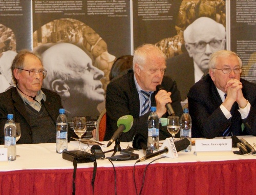At press briefing of Sakharov Conference, left to right: Sergei Kovalyov, Soviet dissident, member of human rights movement in the USSR and post-Soviet Russia and Russian political and social activist; Thomas Hammarberg, Commissioner for Human Rights of the Council of Europe; Vladimir Lukin, Russian Ombudsman, Moscow, May 20, 2011. Photo by the "Caucasian Knot"