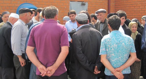 Picket, organized by relatives of the kidnapped Shamil Omarov at the door of the Republic's Prosecutor's Office. Makhachkala, May 30, 2011. Photo by the "Caucasian Knot"
