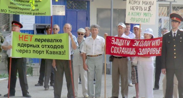 Ecological rally in defence of constitutional rights of citizens of Temryuk District to friendly environment, organized by the 
Association "Revival of Taman". Temryuk, Krasnodar Territory, June 12, 2011. Photo by the "Caucasian Knot".
