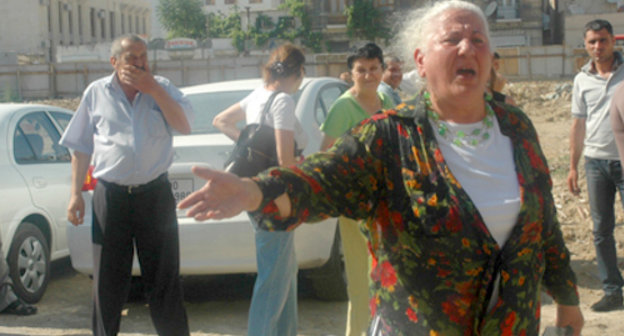 Resident of Baku protests against demolition of her house in Shamsi Badalbeili. June 13, 2011. Photo by "Turan" Information Agency