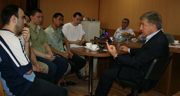 The Head of the Committee for adaptation of gunmen of Dagestan Rizvan Kurbanov (to the right) talking to the citizens of Kazakhstan in the Investigative isolation ward No 1 of Makhachkala. July, 21, 2011. Photo by "Caucasian Knot".