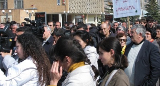 Razdan residents protest against launching the iron mine. March, 31, 2011. Photo by NGO "EcoLur" (ecolur.org)